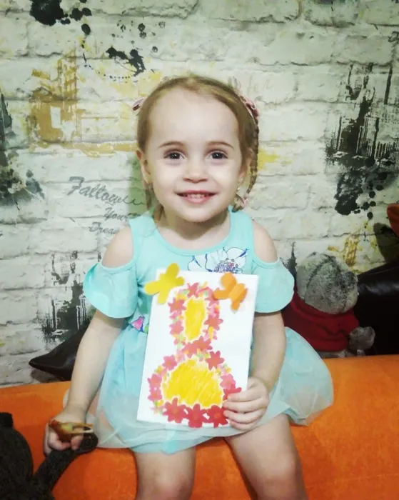 Новикова Алиса
"Открытка для мамы"